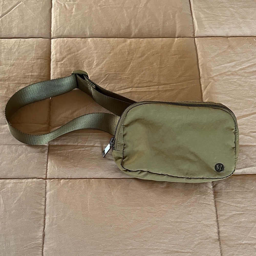 Lululemon Everywhere Belt Bag 1L. Color Khaki.